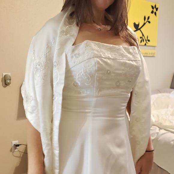 Ivory embroidered strapless wedding dress - Picture 6 of 6